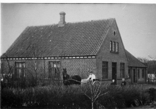 Bysvinget 12 er et af de huse i Borum, der blev opført som en direkte følge af den katastrofale brand. Før lå her en gård, og gårdejer Jens Jespersen benyttede nu lejligheden til at udflytte den til sin jord på Langelinie 81, Eskjærgård.