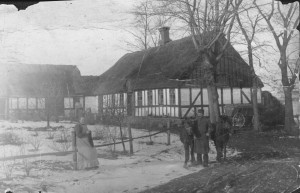 Lige ved grænsen mellem Borum og Lyngby ligger Bækkelund, der her er fotograferet lige i begyndelsen af 1900-tallet.
