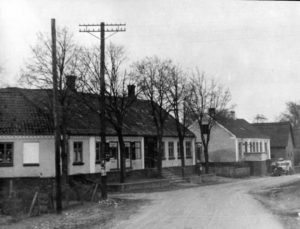 Borum Byvej med bl.a. torvet, købmandsgården, benzintanken, bageren og Bækgården.