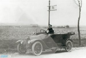 Omkring 1916 var Götsche blevet noget bedre kørende. Billedet ligger i lokalarkivet for Brabrand-Årslev. Vi ved ikke, hvor det er taget.