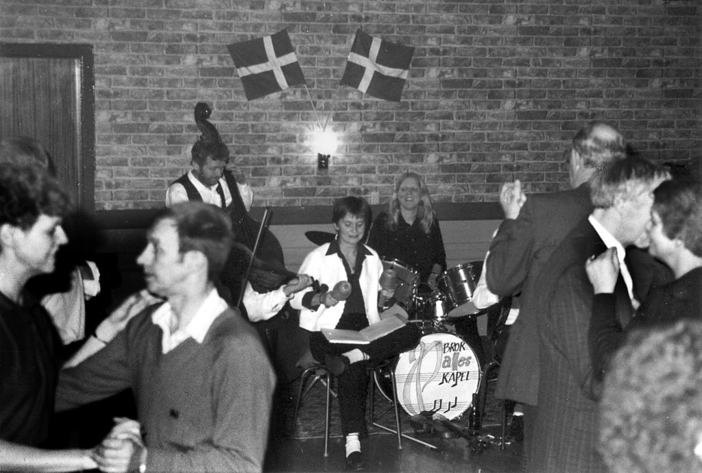 Gammeldags bal i Borum Forsamlingshus. Et af de ganske få billeder, der blev taget i årene 1988-94. 