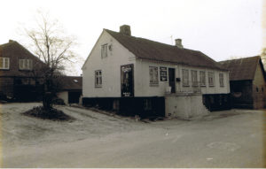 Det gamle Bageri fotograferet i 1987. Det er nok ikke et tilfælde, at gavlen er pyntet af en ølreklame. Foto: Stig Andersen