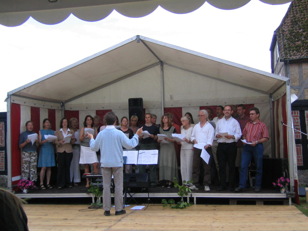 Koret synger på Lyngbygård-festivalen sommeren 2004.