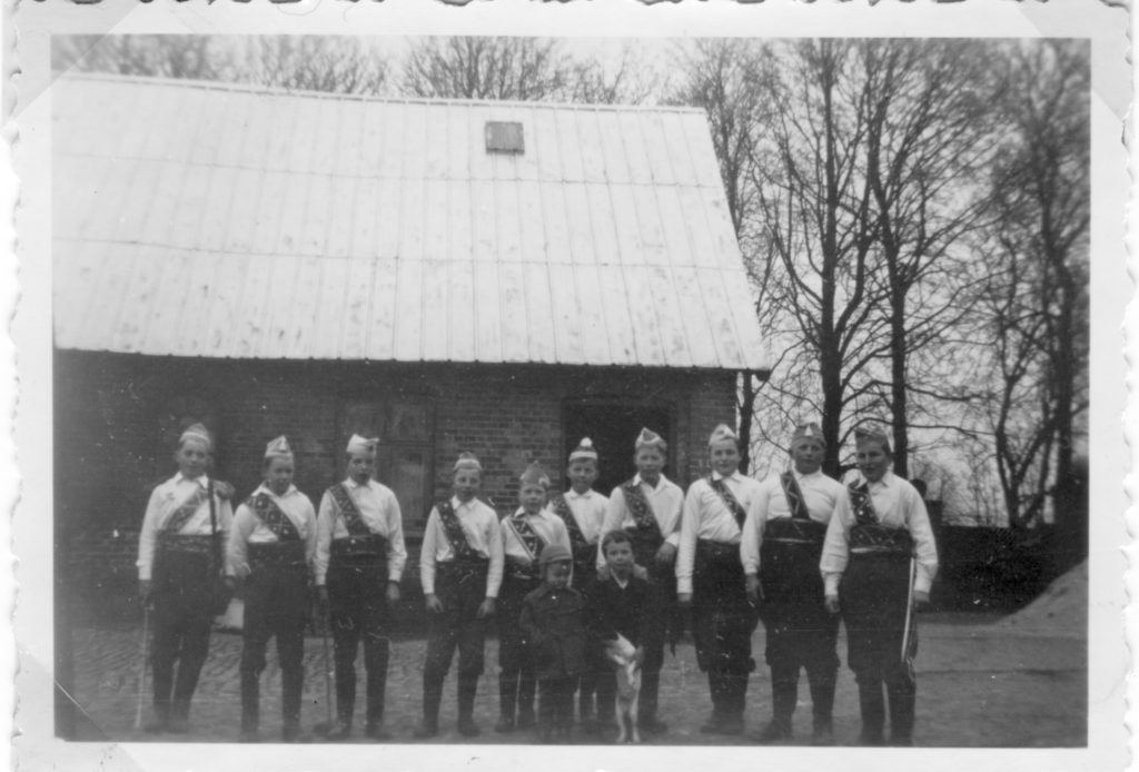 Her er et sjældent billede af fastelavnssoldaterne i Lyngby. Det er taget i 1989.
