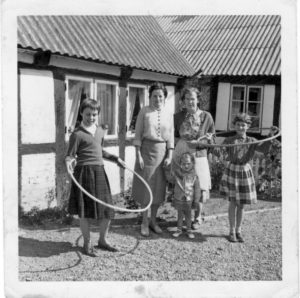 Foran Bysvinget 8 og 10 med familie.