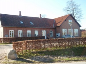 Aase voksede op i Lyngby Skole - nu sognegård.