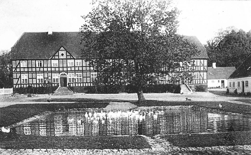 "Vores" herregård er her fotograferet i udgaven 1925.