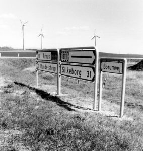 Tre af seks lokale vindmøller fotograferet omkring 1995.